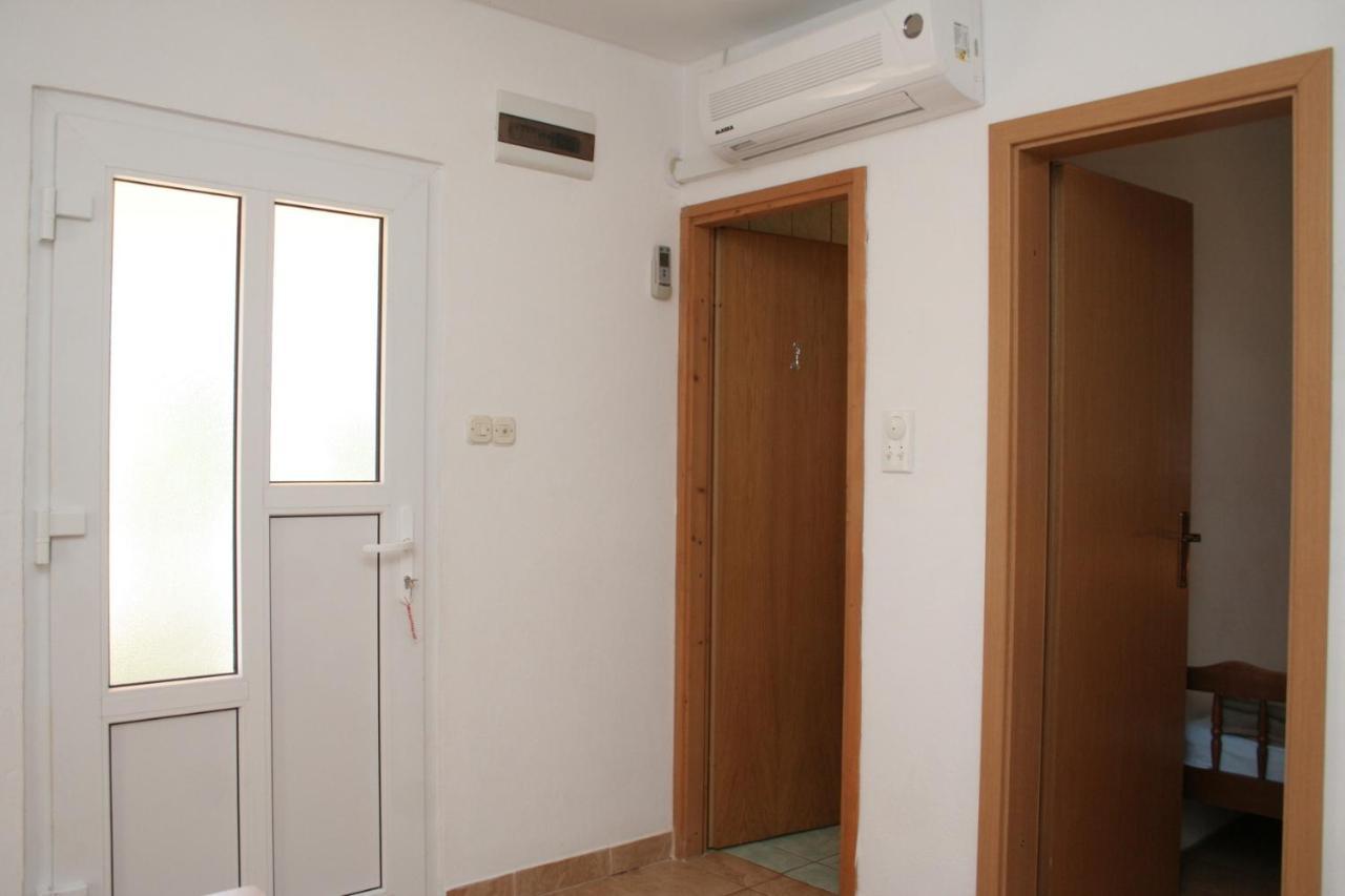 Apartment Zarace - Gdinj 4598A 外观 照片