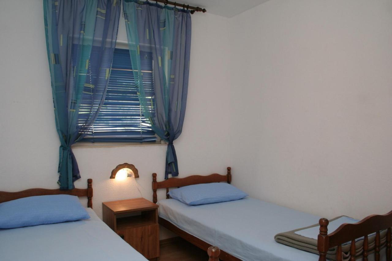 Apartment Zarace - Gdinj 4598A 外观 照片